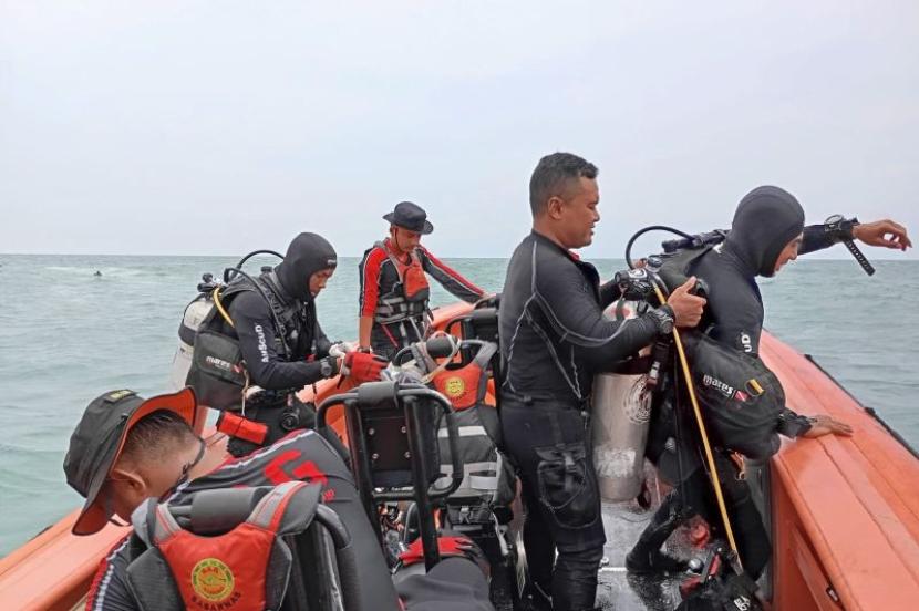 Tim gabungan melakukan pencarian terhadap warga Taiwan yang hilang saat kapal KM Pari Kudus terbalik di perairan Pulau Rambut, Kepulauan Seribu, Provinsi DKI Jakarta, pada Senin (11/3).
