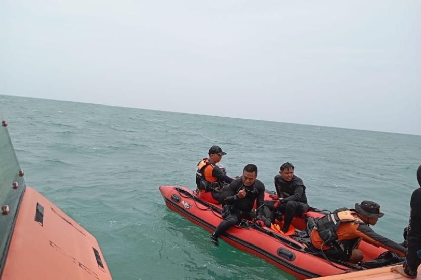 Tim gabungan melakukan penyelaman mencari warga Taiwan yang hilang saat kapal KM Pari Kudus terbalik di perairan Pulau Rambut Kepulauan Seribu pada Senin (11/3/2024), pencarian di hari kedua terus dilakukan pada Selasa (12/3/2024)