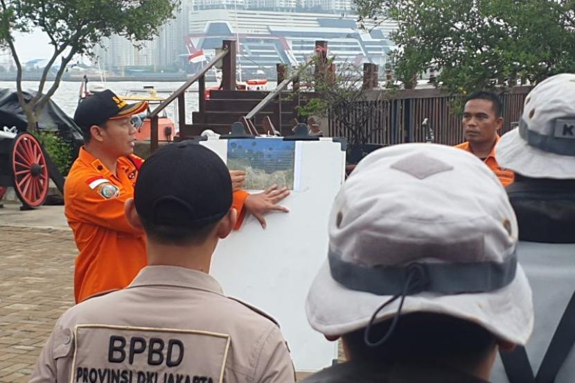 Tim Gabungan melakukan rapat sebelum melakukan pencarian warga Taiwan yang masih hilang setelah kapal KM Pari Kudus terbalik di perairan Pulau Rambut Kepulauan Seribu pada Senin (11/3/2024). 