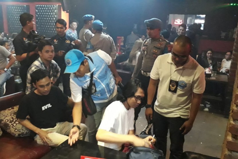 Tim gabungan melakukan razia terhadap sejumlah tempat hiburan malam di Kota Bandung. 