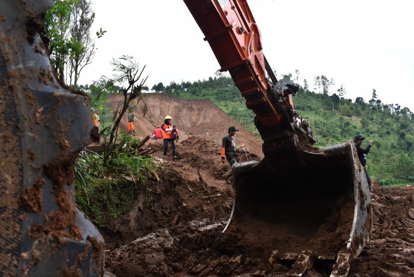 Tim gabungan memantau lokasi setelah terjadi longsor susulan di lokasi bencana longsor Desa Banaran, Pulung, Ponorogo, Jawa Timur, Minggu (9/4).