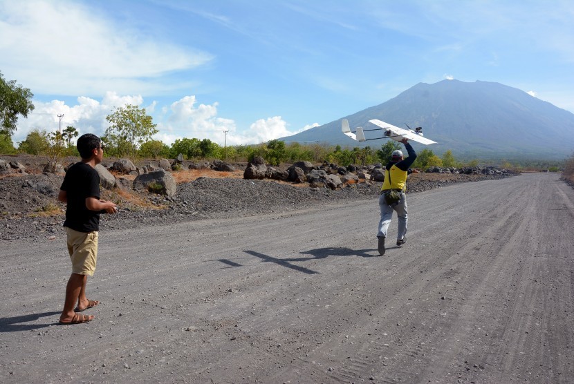 Tim gabungan menerbangkan drone atau pesawat pengintai tidak berawak, di Desa Kubu, Kabupaten Karangasem, Bali, Rabu (11/10). Tim gabungan menggunakan tiga unit drone untuk melakukan survei sekaligus memantau langsung kondisi Gunung Agung. 