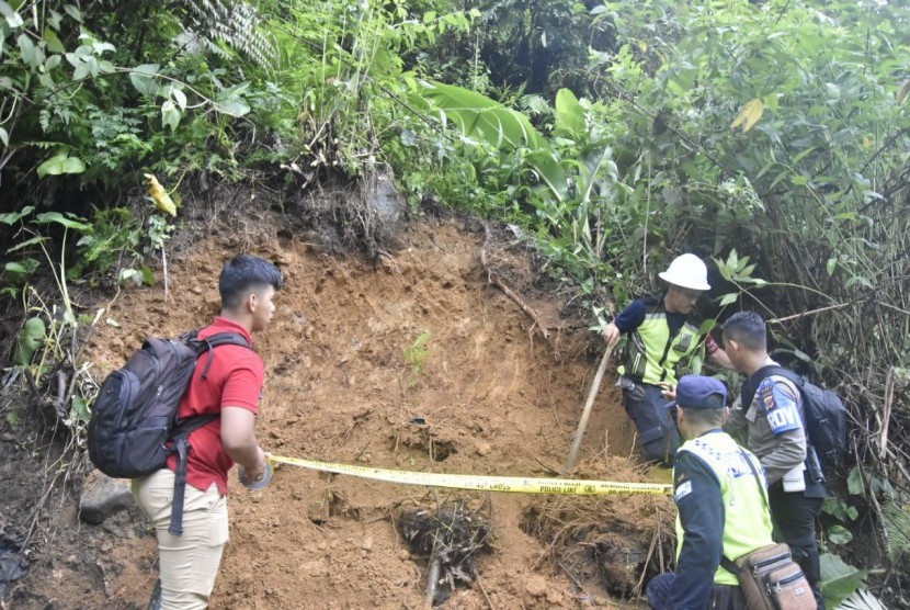 Tim Gabungan menertibkan 22 lubang penambangan emas ilegal (gurandil) di Kabupaten Bogor.