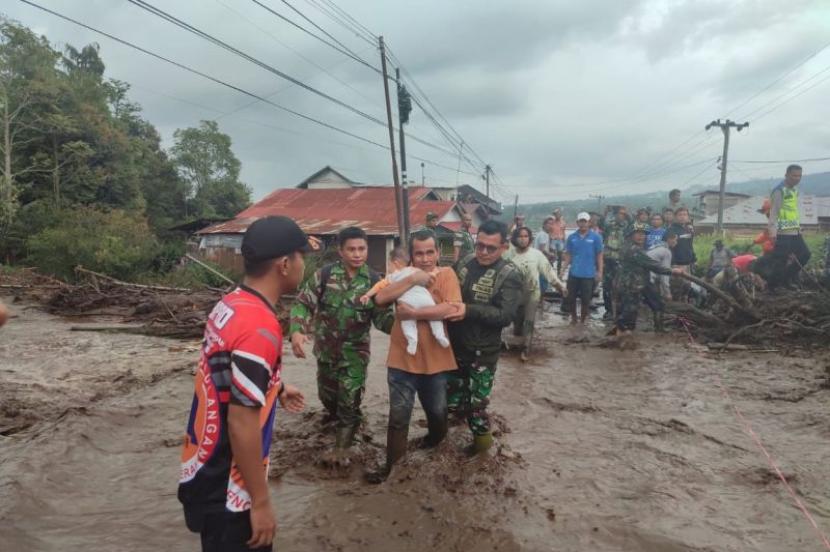 Tim gabungan Pemkab Agam melakukan evakuasi korban banjir lahar dingin, Jumat (5/4/2024). 