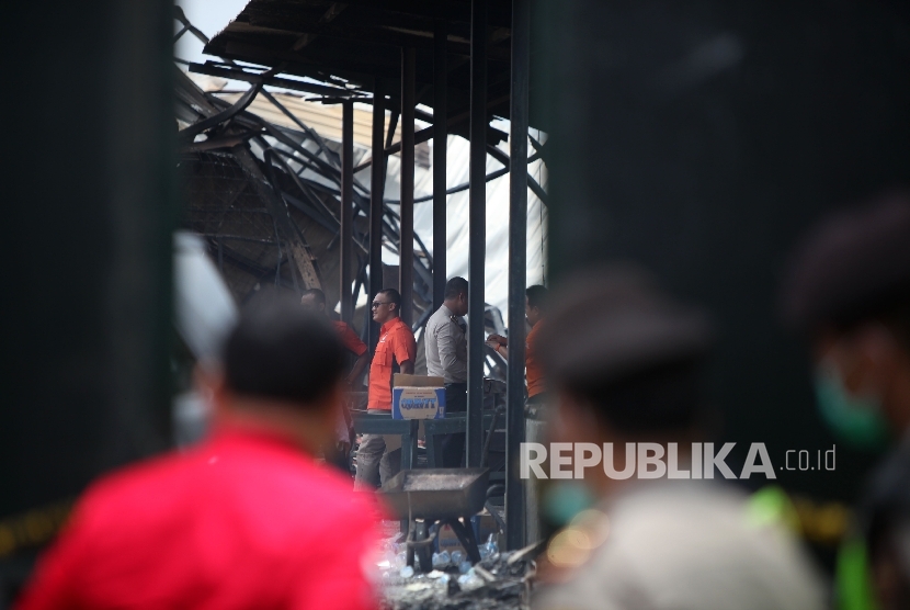 Tim gabungan Polisi, Inafis dan Pusat Lab Forensik (puslabfor) melakukan olah TKP di lokasi pasca ledakan di pabrik produksi kembang api, Jalan Salembaran, Desa Belimbing, Kecamatan Kosambi Kabupaten Tangerang, Banten, Jumat (27/10).