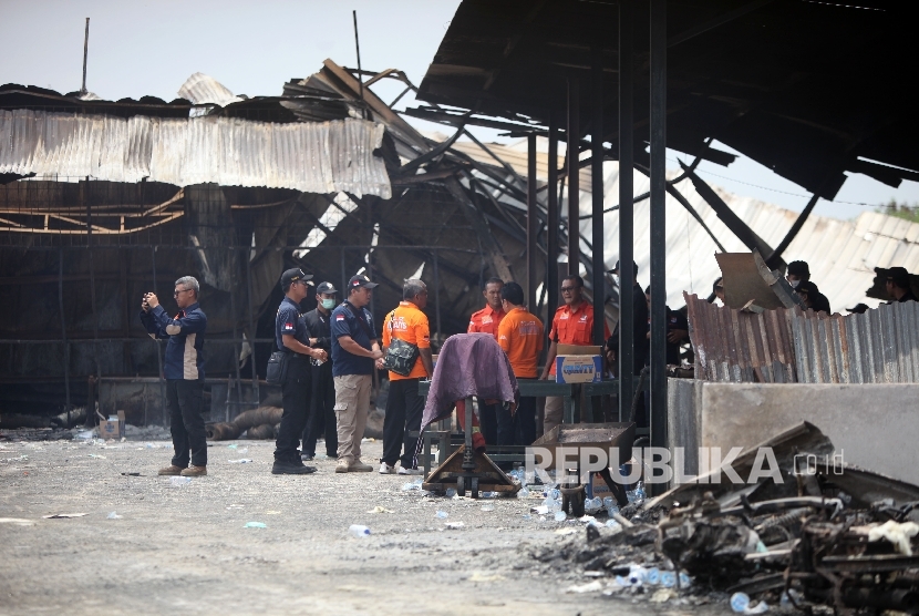 Tim gabungan Polisi, Inafis dan Pusat Lab Forensik (puslabfor) melakukan olah TKP di lokasi pasca ledakan di pabrik produksi kembang api, Jalan Salembaran, Desa Belimbing, Kecamatan Kosambi Kabupaten Tangerang, Banten, Jumat (27/10). 