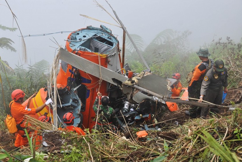 Tim gabungan (SAR, Polisi, TNI, dan relawan) melakukan proses evakuasi helikopter Basarnas yang mengalami kecelakaan di gunung Butak Desa Canggal, Candiroto,Temanggung, Jateng, Selasa (4/7).