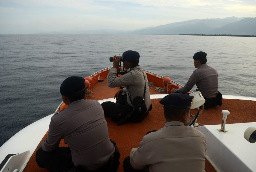 Tim gabungan SAR Polri dan Basarnas melakukan pencarian korban KM Marina Baru 2B menggunakan kapal Basarnas RB 210 di Perairan Teluk Bone, Kolaka Utara, Sulawesi Tenggara, Selasa (22/12).