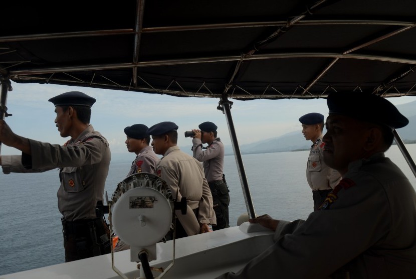 Tim gabungan SAR Polri dan Basarnas melakukan pencarian menggunakan kapal Basarnas RB 210 di Perairan Teluk Bone, Kolaka Utara, Sulawesi Tenggara, Selasa (22/12). 