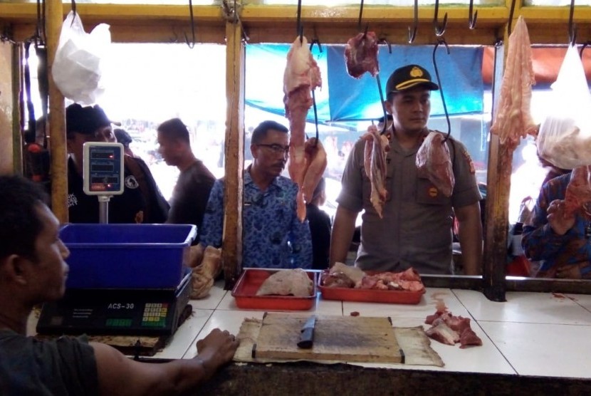 Tim gabungan satgas pangan melakukan sidak di Pasar Cikurubuk, Kota Tasikmalaya, Selasa (17/12). 