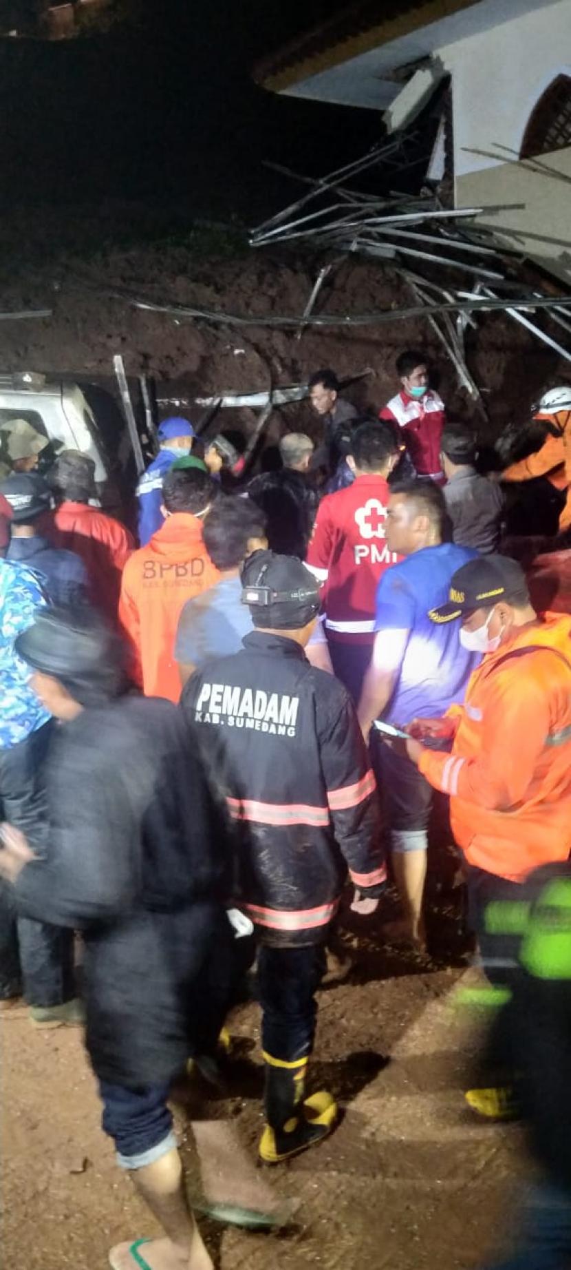 Tim gabungan tengah mengevakuasi korban longsor di Dusun Bojong Kondang, Desa Cihanjuang, Kecamatan Cimanggung, Kabupaten Sumedang. 