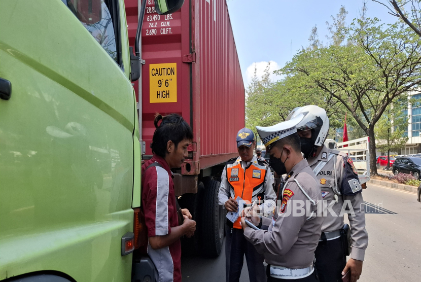 Tim gabungan tindak pengemudi truk yang langgar jam operasional.