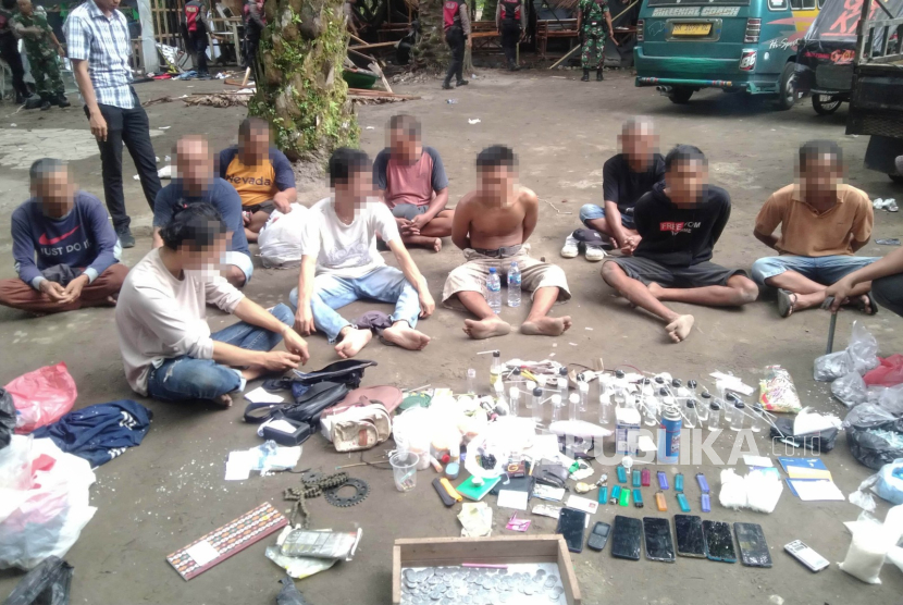 Tim gabungan TNI dan Polri menggerebek lokasi pusat peredaran narkoba di dua titik di Langkat, Sumatra Utara.