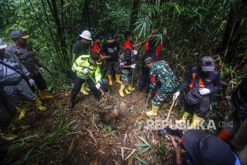Tim gabungan TNI-Polri bersama aparat terkait menutup lubang tambang emas 