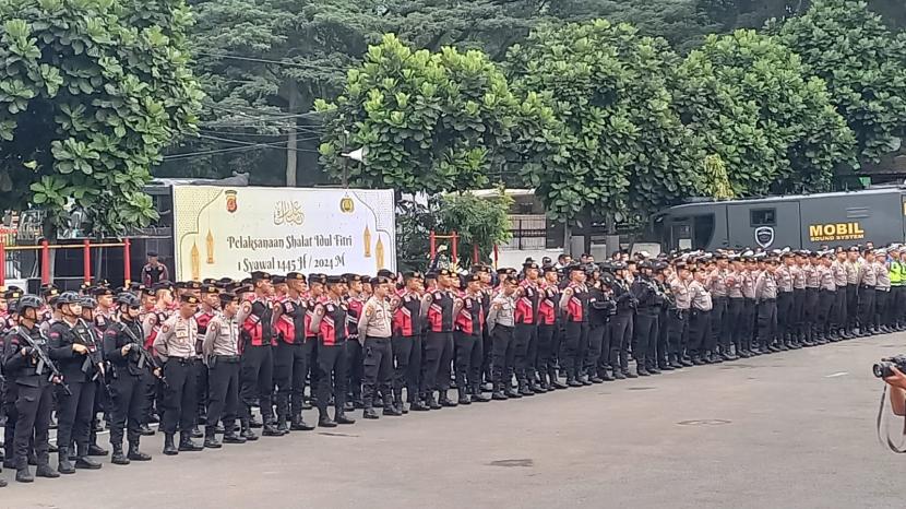 Tim gabungan TNI-Polri dan instansi terkait melakukan apel gabungan pengamanan malam takbiran Idul Fitri di Mapolrestabes Bandung, Selasa (9/4/2024). 