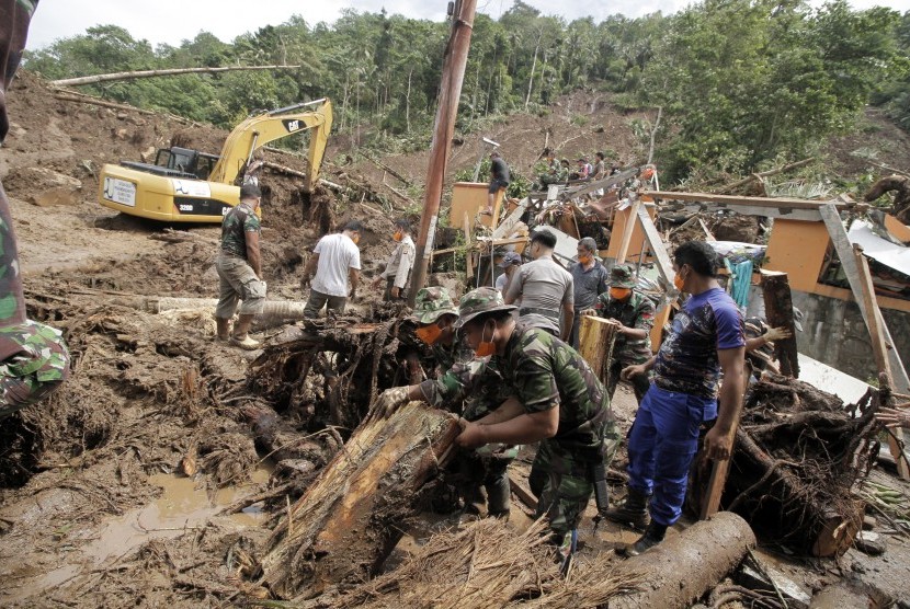Tim gabungan TNI, SAR dan pihak lainnya melakukan pencarian korban di lokasi tanah longsor di Kolongan Beha, Tahuna, Kepulauan Sangihe, Sulawesi Utara, Kamis (23/6).
