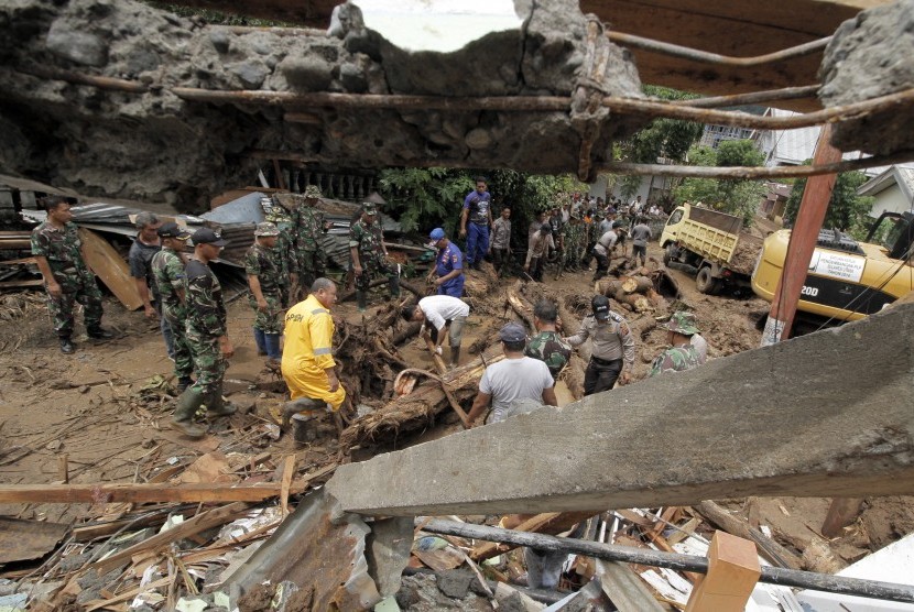 Tim gabungan TNI, SAR dan pihak lainnya melakukan pencarian korban di lokasi tanah longsor di Kolongan Beha, Tahuna, Kepulauan Sangihe, Sulawesi Utara, Kamis (23/6).