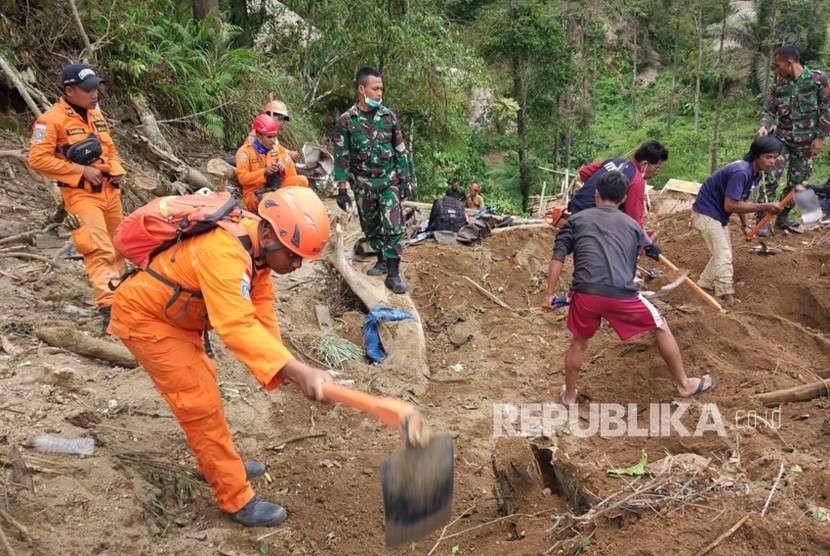 Tim gabungan yang terdiri atas TNI, Polri, Basarnas, dan lembaga lain terus melakukan evakuasi dan pencarian korban gempa di Lombok, Nusa Tenggara Barat (NTB) pada Senin (13/8).