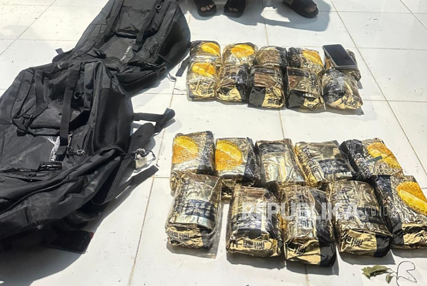 Tim gabungan yang terdiri dari Bea Cukai Bengkalis, Kanwil Bea Cukai Riau dan Subdit IV Dittipid Narkoba Bareskrim Polri menggagalkan upaya pemasukan narkotika berjenis metamfetamina atau sabu sebanyak 20 kilogram di Kecamatan Bandar Laksamana, Kabupaten Bengkalis, Ahad (20/7/2025).
