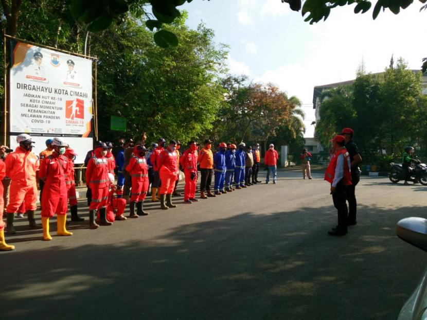 Tim gabungan yang terdiri dari PMI Jawa Barat dan Cimahi, BPBD, Satpol PP, Dishub dan relawan menggencarkan penyemprotan disinfektan di sejumlah ruas jalan di Kota Cimahi dalam rangka meminimalisasi penyebaran virus corona atau covid-19, Ahad (20/9)