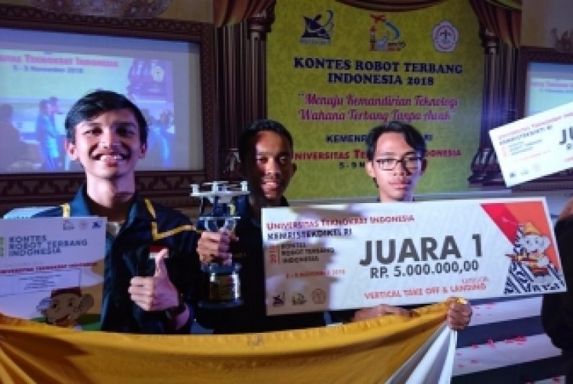 Tim Gamaforce Universitas Gadjah Mada saat meraih juara umum dalam  Kontes Robot Terbang Indonesia (KRTI) 2018 di Universitas Teknokrat Indonesia.
