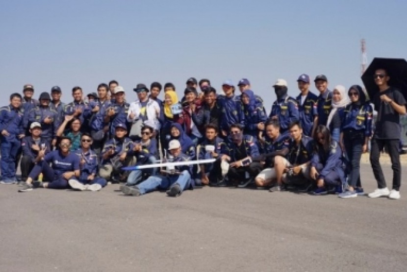 Tim Gamaforce Universitas Gadjah Mada yang meraih juara umum di Kontes Robot Terbang Indonesia (KRTI) di Lapangan Terbang TNI AL Grati.
