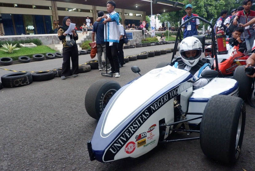 Tim Garuda Universitas Negeri Yogyakarta (UNY) yang akan bertanding di Kompetisi Mobil Listrik Indonesia (KMLI).