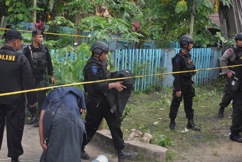 Tim Gegana Brimob Polda Kaltim mengamankan benda diduga sisa bom di lokasi ledakan di depan Gereja Oikumene Kecamatan Loa Janan Ilir, Samarinda, Kalimantan Timur, Minggu (13/11). 