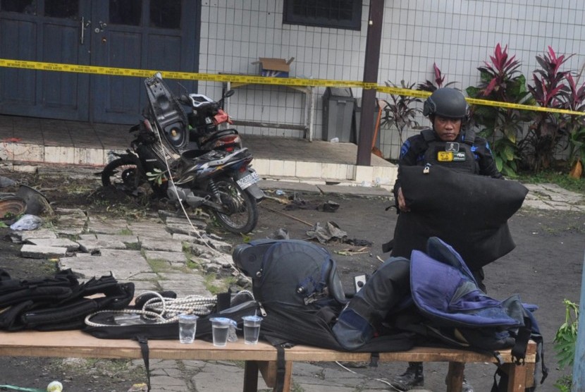 Tim Gegana Brimob Polda Kaltim mengamankan benda diduga sisa bom di lokasi ledakan di depan Gereja Oikumene Kecamatan Loa Janan Ilir, Samarinda, Kalimantan Timur, Minggu (13/11). 