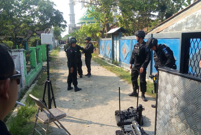 Tim Gegana dari Polda Jabar dan Polres Subang, memeriksa benda yang menyerupai bom, di ruas jalan penghubung antar kampung di Desa/Kecamatan Compreng, Kabupaten Subang, Jumat (4/5). 