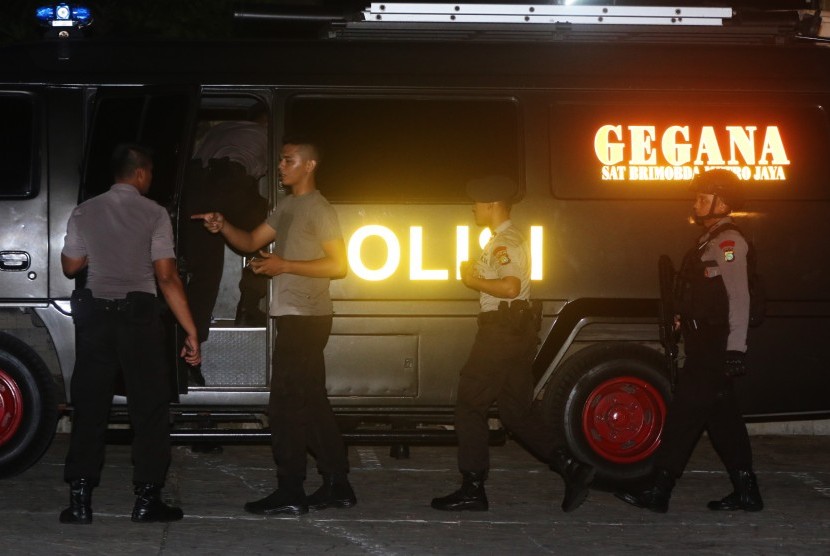 Tim Gegana dari Sat Brimobda Polda Metro Jaya berjaga usai mengamankan benda yang diduga berisi bahan peledak di Apartemen Beleza, Permata Hijau, Jakarta, Rabu (30/12).