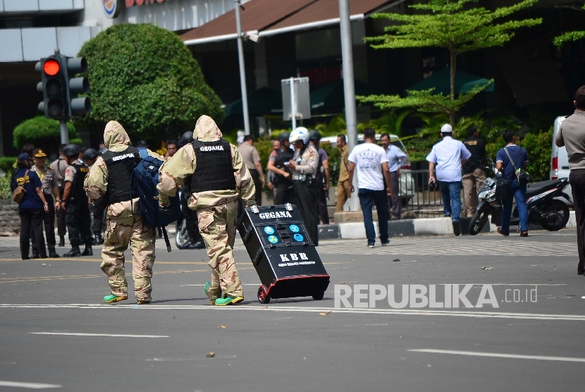 Tim gegana pasukan gabungan mengamankan lokasi menyusul aksi pengeboman dan aksi penembakan oleh kelompok bersenjata di Jl MH Thamrin, Kamis (14/1).