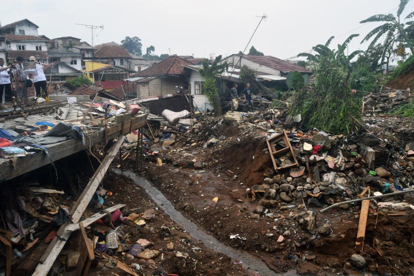 Tim geologi Universitas Pakuan Bogor mengamati lokasi tanah longsor di Gang Barjo, Kelurahan Kebon Kalapa, Kota Bogor, Jawa Barat.