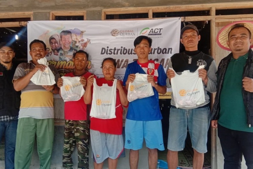 Tim Global Qurban - Aksi Cepat Tanggal (ACT) Solo mendistribusikan hewan kurban di daerah rawan kekeringan di Kabupaten Sragen, Jawa Tengah, Ahad (11/8). 