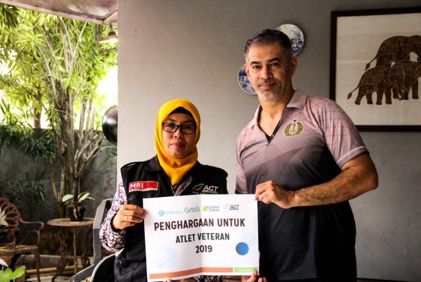 Tim Global Zakat-ACT telah memberikan tanda penghargaan kepada atlet veteran Indonesia  Pascal Wilmar
