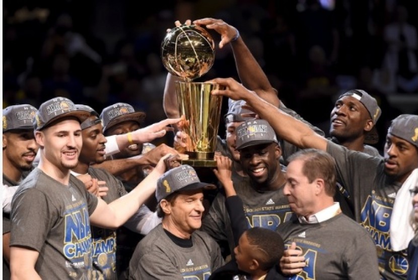 Tim Golden State Warriors saatmenerima trofi juara NBA 2015