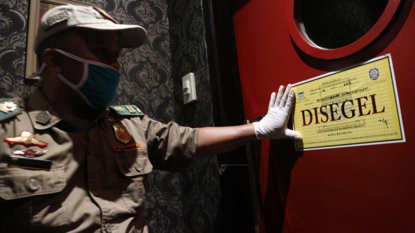 Delapan tempat usaha ditutup oleh Dinas Periwisata dan Ekonomi Kreatif (Parekraf) DKI Jakarta akibat melanggar aturan protokol kesehatan selama masa Pembatasan Sosial Berskala Besar (PSBB) transisi.