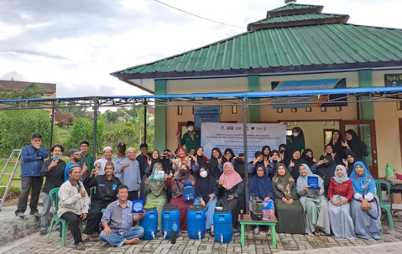 Tim hibah MBKM Uhamka melakukan pendampingan memproduksi pupuk organik dengan memanfaatkan bioteknologi Eco-Enzim dan strategi ekonomi sirkular di Pondok Pesantren Tahfidzul Quran (PETIQ) Daarul Kheir di Bogor, Jawa Barat. 