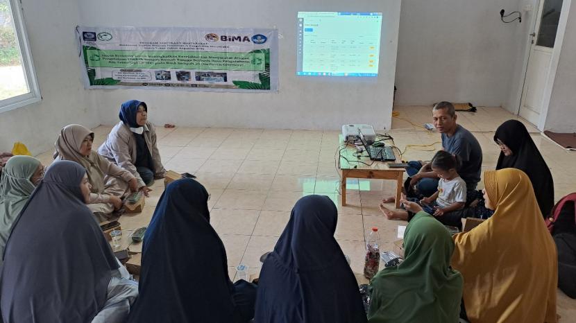 Tim Hibah Pengabdian Masyarakat yang diketuai oleh Siti Masripah bersama anggotanya Indah Purwandani, dan Ety Murhayaty yang merupakan dosen Universitas BSI (Bina Sarana Informatika), melaksanakan pelatihan aplikasi Bank Sampah untuk pengurus Bank Sampah 3G (Go Green Greenery).