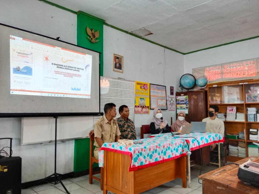 Tim hibah Program Riset Keilmuan Direktorat Sumber Daya Kemendikbudristek dari Universitas Islam Bandung (Unisba) menggelar From Group Discussion (FGD) dan pelatihan literasi media digital ke desa, tepatnya di SD Jatisura I Majalengka.