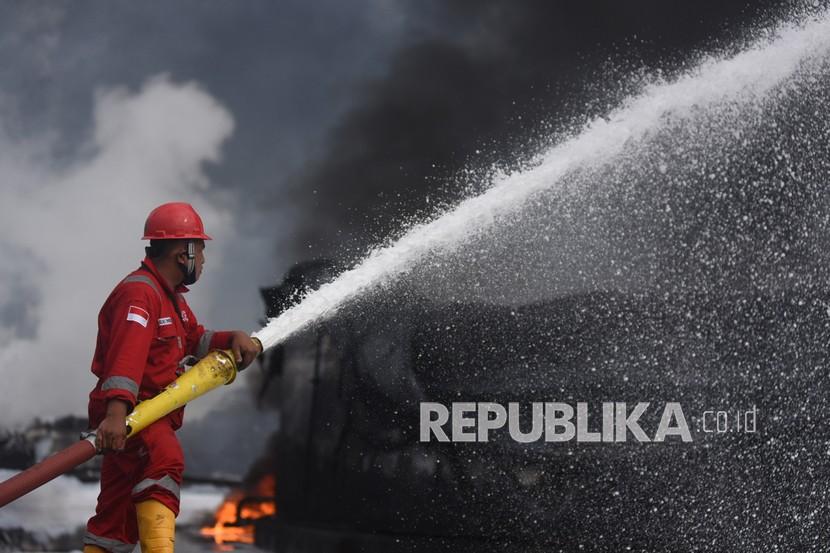 Tim HSSE & Fire Fighter Pertamina berupaya memadamkan api di lokasi insiden terbakarnya tangki penyimpan BBM di Kilang Balongan RU VI, Indramayu, Jawa Barat, Rabu (31/3/2021). Pertamina RU VI dan Unit RU yang ada di Indonesia bersama petugas DInas Pemadam Kebakaran Cirebon berupaya memadamkan sisa api yang masih membakar salah satu tangki. 