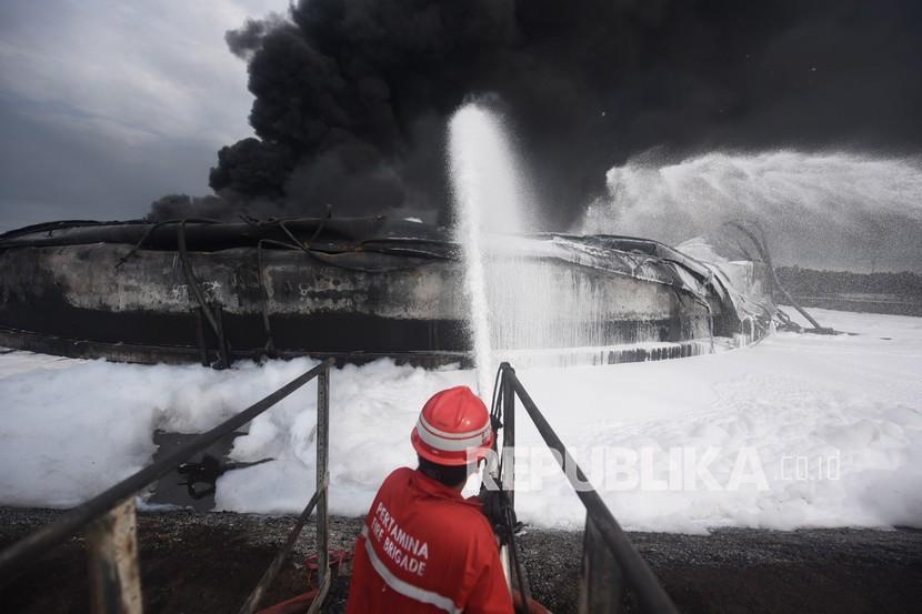Tim HSSE & Fire Fighter Pertamina berupaya memadamkan api di lokasi insiden terbakarnya tangki penyimpan BBM di Kilang Balongan RU VI, Indramayu, Jawa Barat, Rabu (31/3/2021). Pertamina RU VI dan Unit RU yang ada di Indonesia bersama petugas DInas Pemadam Kebakaran Cirebon berupaya memadamkan sisa api yang masih membakar salah satu tangki. 