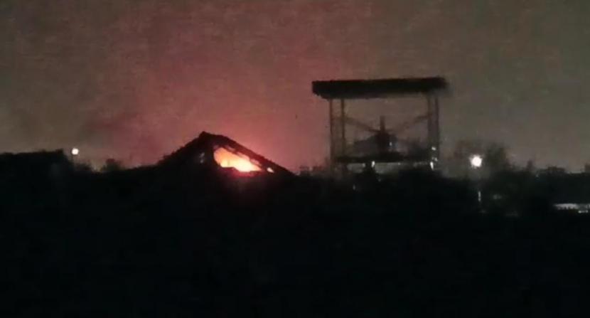 Tim HSSE & Fire Fighter Pertamina berupaya memadamkan api di lokasi insiden terbakarnya tangki penyimpan BBM di Indramayu, Jawa Barat. (Ilustrasi) 