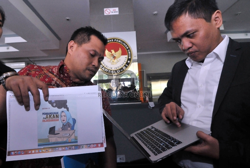 Tim hukum Partai Gerindra, Habiburahman memberikan keterangan kepada awak media saat akan melaporkan dugaan pelanggaran calon petahana Wali Kota Tangerang Selatan, Airin Rachmy Diany di Kantor Bawaslu, Jakarta, Selasa (15/9). 
