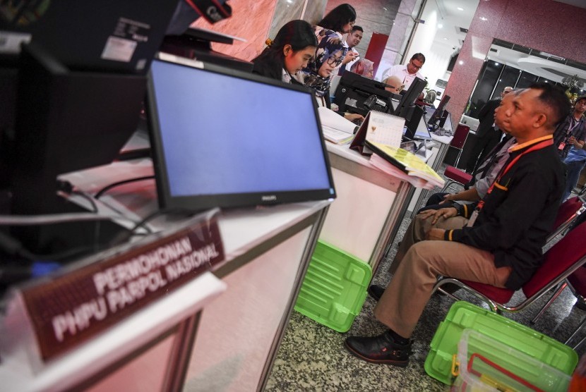 Tim Hukum Partai Keadilan Sejahtera (PKS) mendaftarkan pengajuan gugatan hasil Pemilu 2019 di Gedung Mahkamah Konstitusi, Jakarta, Kamis (23/5/2019). 