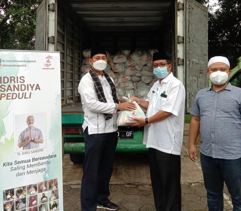 Tim Idris Sandiya Peduli menyerahkan paket sembako kepada Sekretaris Kecamatan Pondokmelati,  Namar Naris .