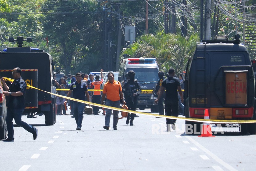 Tim Inafis melakukan olah TKP di lokasi ledakan di Gereja Kristen Indonesia (GKI), Jalan Diponegoro, Surabaya, Jawa Timur, Ahad (13/5).