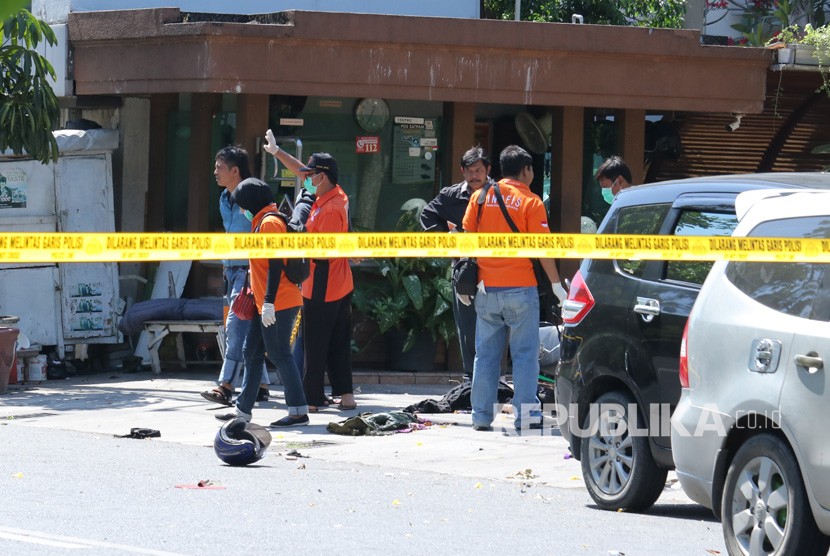 Tim Inafis melakukan olah TKP di lokasi ledakan di Gereja Kristen Indonesia (GKI), Jalan Diponegoro, Surabaya, Jawa Timur, Minggu (13/5). 