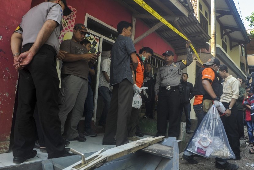 Tim Inafis membawa sejumlah barang bukti usai penggeledahan rumah salah satu terduga teroris terkait bom Kampung Melayu di kawasan Dayeuhkolot, Kabupaten Bandung, Jawa Barat, Jumat (26/5). 