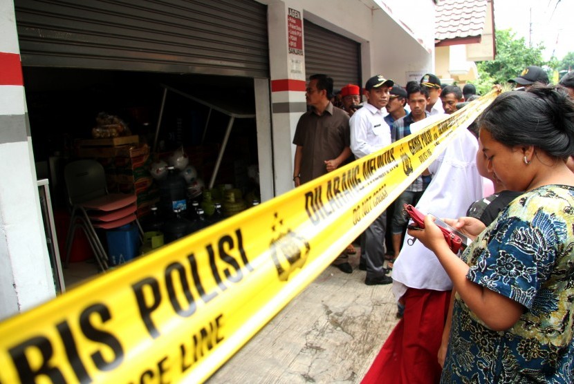 Tim Inafis Polda Metro Jaya melakukan olah tempat kejadian perkara di rumah kios yang menjadi lokasi perisitiwa pembunuhan satu keluarga, di kawasan Jatirahayu, Bekasi, Jawa Barat, Selasa (13/11/2018).